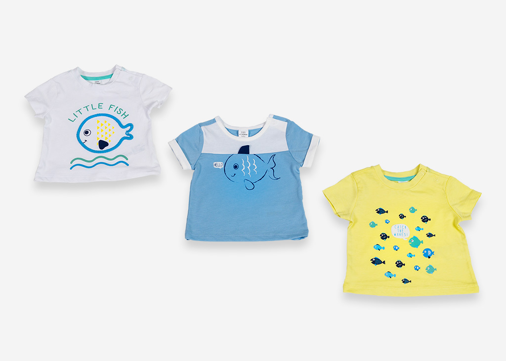 123/5000 Stil: Balık Temalı Bisiklet Yaka Tişörtler, Omuzdaki Yapış Düğmeler | Renk: Beyaz, Mavi ve Sarı | Malzeme: 100% Pamuk